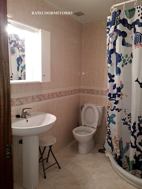 Combined shower/tub, hair dryer, bidet, towels