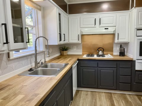Recently remodeled fully-stocked kitchen