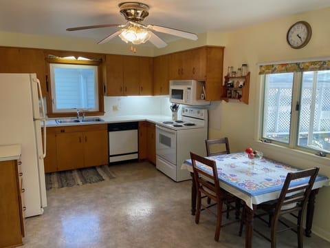 Fully equipped kitchen with refrigerator, dishwasher and stove/oven