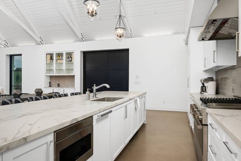 "Our friends were truly impressed and thoroughly enjoyed the stay along with all that the Willamette Valley has to offer." - Tom