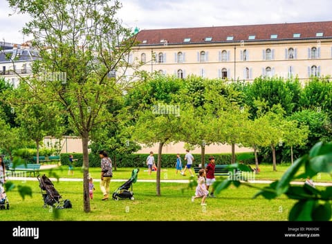 Jardin Catherine Labouré at te end of our street is a local favourite!
