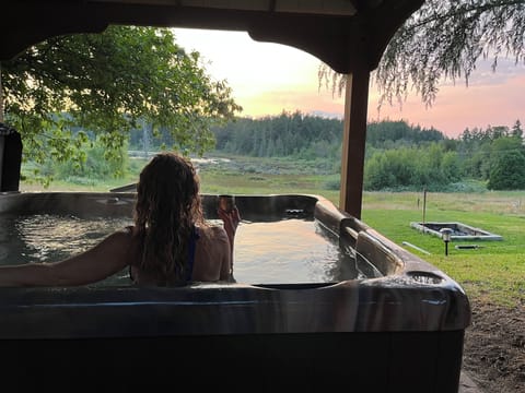 Outdoor spa tub