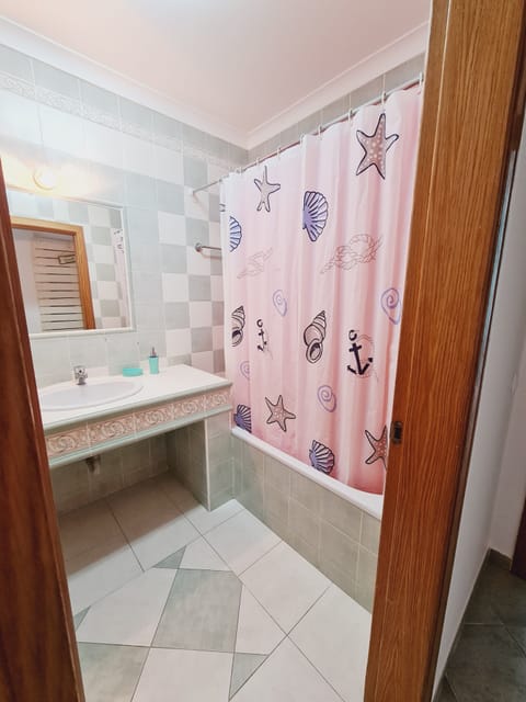 Combined shower/tub, bidet, towels