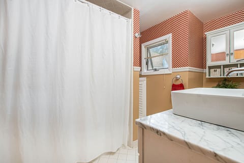 Combined shower/tub, towels