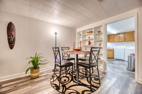 Dining area that holds 4.