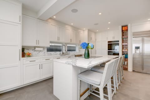 Kitchen Island w/ seating for 4.  