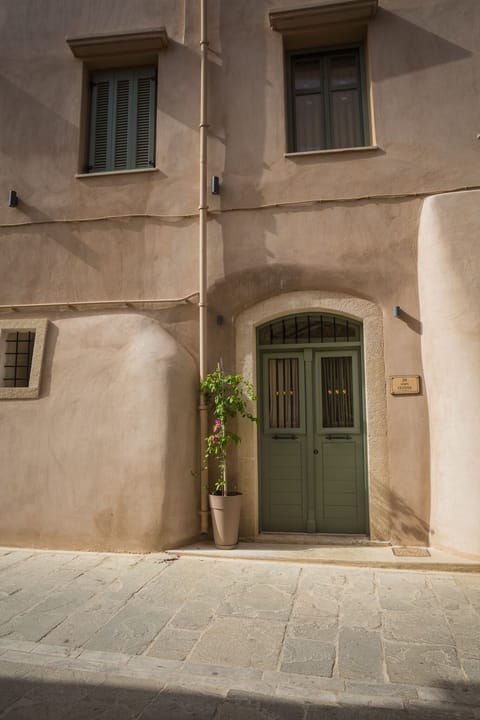 Main entrance to the mainson