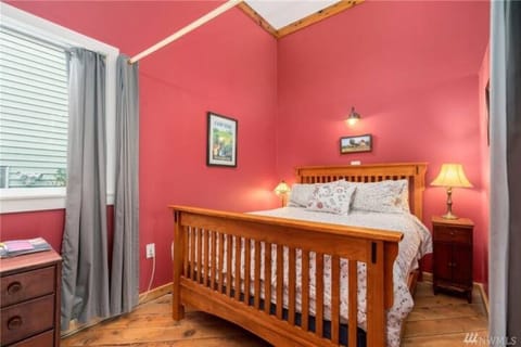 Main bed downstairs is a queen