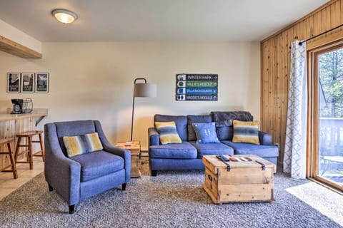 Living Room | Queen Sleeper Sofa | Smart TV w/ Cable | Free WiFi