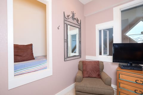 Enjoy the reading nook | Upper Level