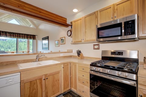 Cook your favorite meal in the kitchen | Main Level