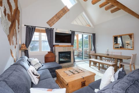 This home has been decorated beautifully | Main Level