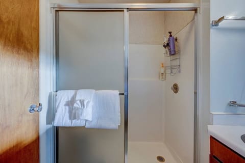 Combined shower/tub, towels