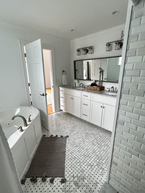 Combined shower/tub, jetted tub, hair dryer, towels