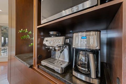 Expresso Machine and Coffee Maker