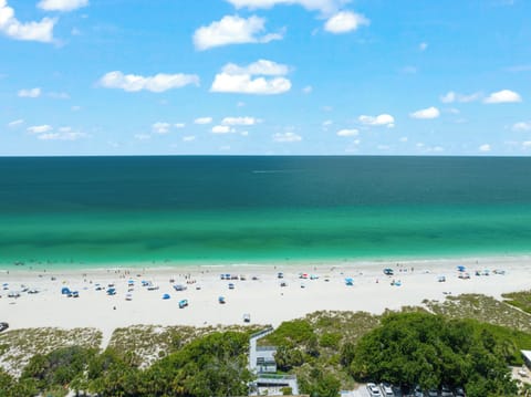 Beach nearby, sun loungers, beach towels