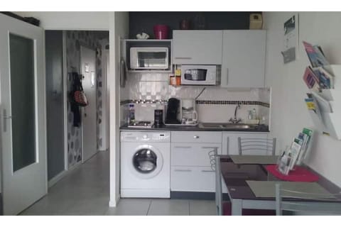 Fridge, microwave, oven, coffee/tea maker