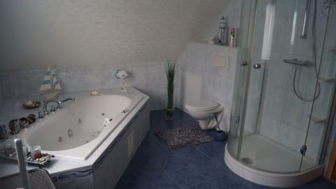 Bathtub, jetted tub