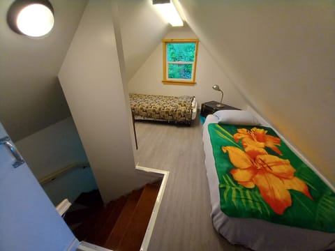2 bedrooms, desk, bed sheets