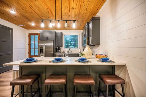 Cook, dine, and connect with beautiful views of the woods 🌲
