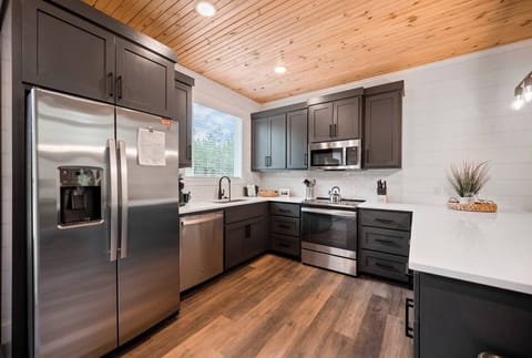 Fully equipped kitchen with granite counters & stainless appliances 🍳