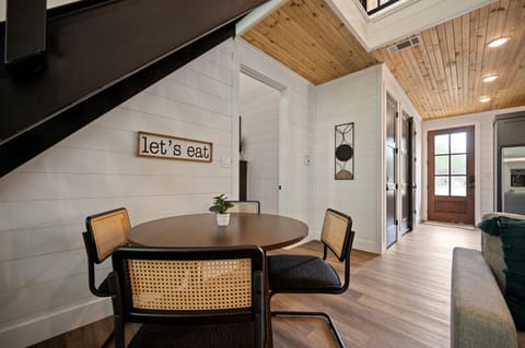 Dining for 8 between table + island seating 🍽️