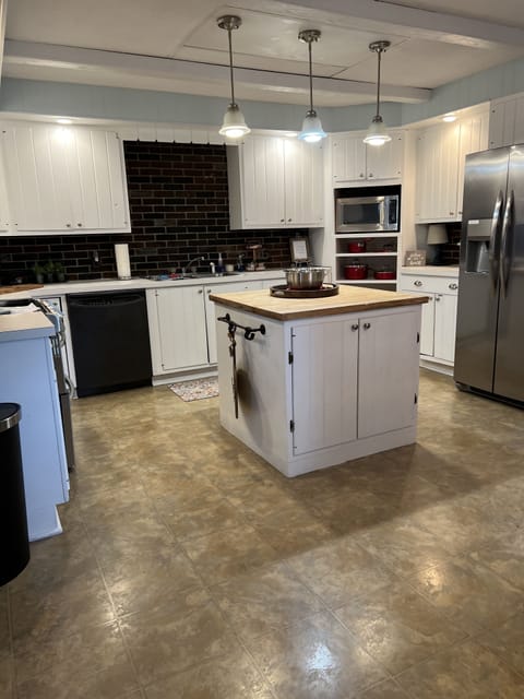 Full size eat in kitchen