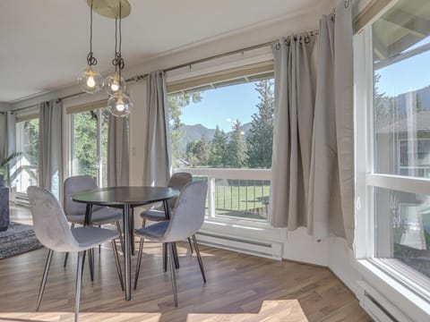 Dining area with mountain and golfview
