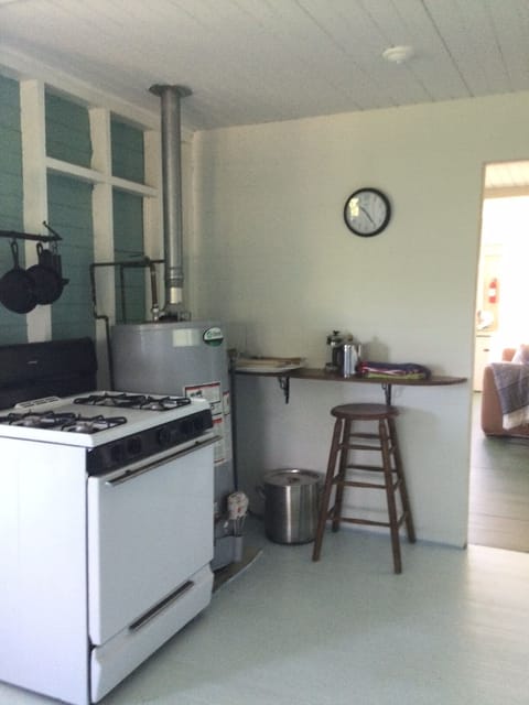 Fridge, oven, stovetop, coffee/tea maker