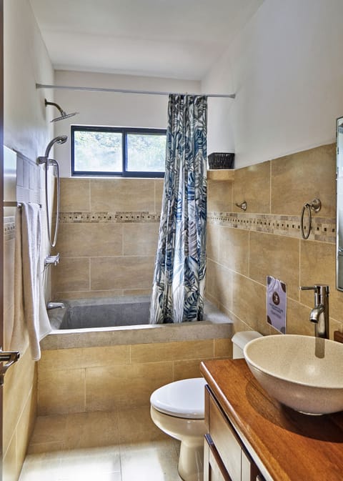 Combined shower/tub, towels