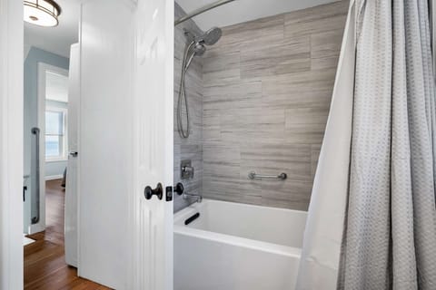 Combined shower/tub, hair dryer, towels