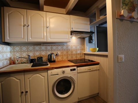 Fridge, microwave, dishwasher, coffee/tea maker