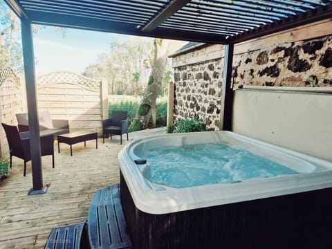 Hot Tub / whirlpool bath (Outdoor)