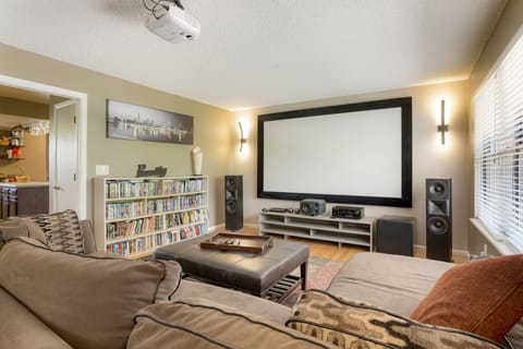 Living area | Smart TV, video games, books, video library