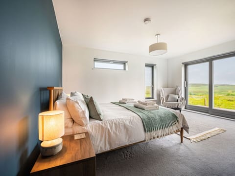 Furniture, Property, Plant, Comfort, Wood, Window, Building, Interior Design, Floor, Pillow