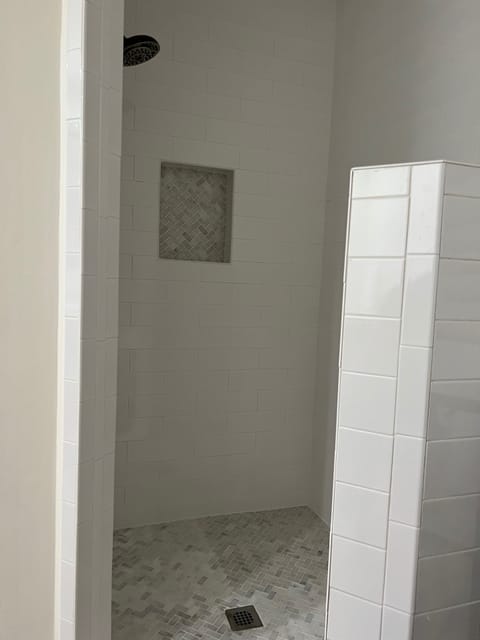 Combined shower/tub, towels, toilet paper