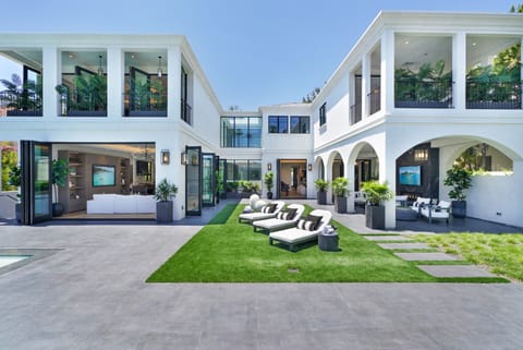Villa Colette by LuxJB: LA's finest vacation villas & mansion rentals by owners.