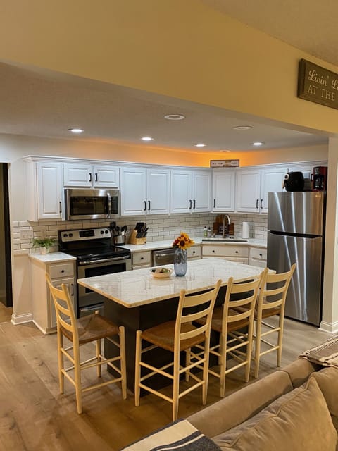 Private kitchen | Fridge, microwave, oven, stovetop