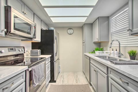 Kitchen | Basic Cooking Essentials Provided | Dishwasher | Drip Coffee Maker