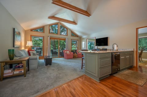 Great Room w/ Vaulted Ceiling & Lake Views