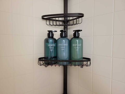 Combined shower/tub, towels