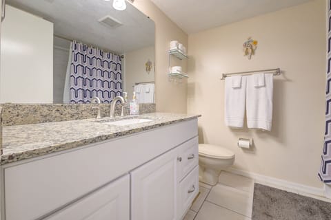 Combined shower/tub, hair dryer, towels