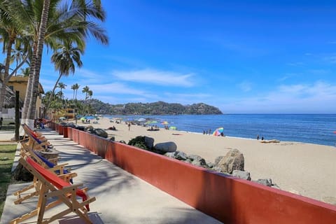 Beach nearby, sun loungers, beach towels