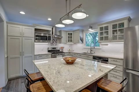 Private kitchen | Fridge, microwave, oven, stovetop