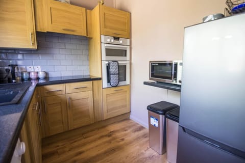 Full-size fridge, microwave, oven, stovetop