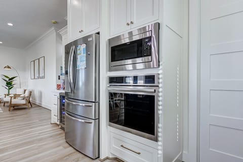 New 2022 appliances: multi-function oven with air-fry option!