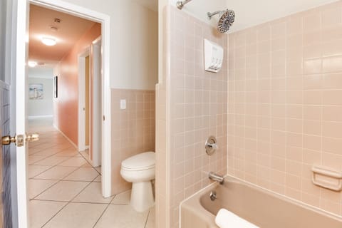 Combined shower/tub, hair dryer, towels