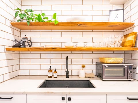 Fridge, oven, stovetop, coffee/tea maker