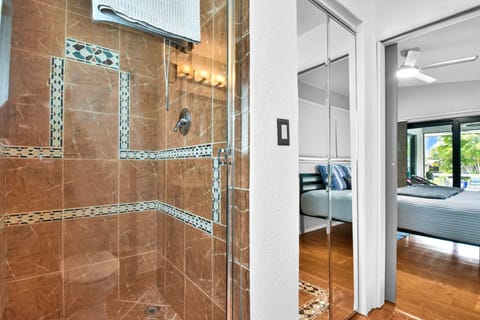 Combined shower/tub