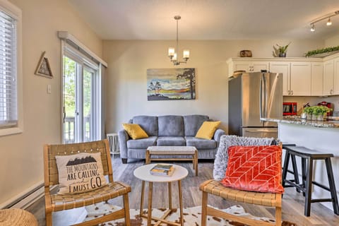 Living Room | Smart TV | Free WiFi | Queen Sofa Sleeper | Central Heating